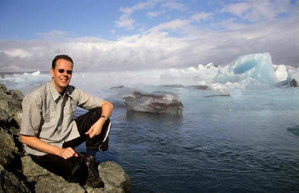 Michael an der Gletscherlagune in Island